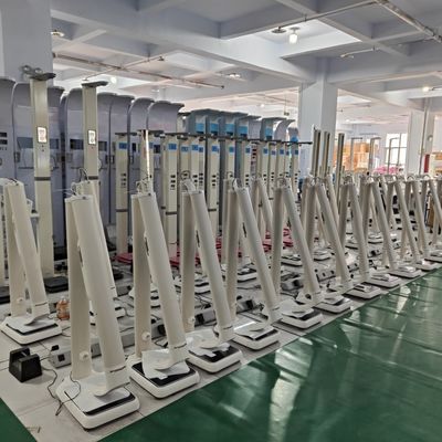 Медицинская шкала с диапазоном измерения роста от 0 до 200 см и необязательным анализом жировых отложений