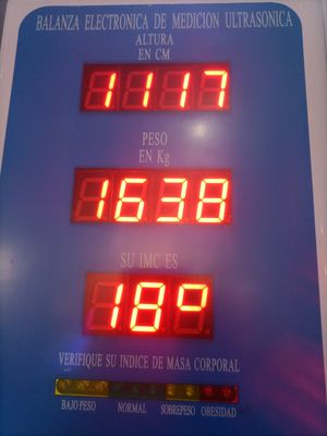 Машина для измерения роста и веса для точных медицинских оценок